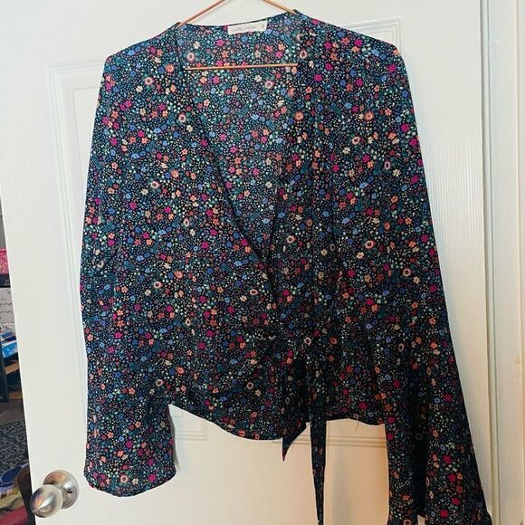 NWOT Francesca’s Collections Chloe & Katie Wrap Blouse Medium - Picture 3 of 6